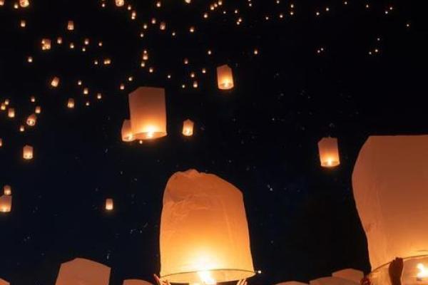泰国灯笼节：点亮夜空，领略节日自然之美