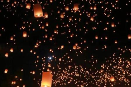 泰国灯笼节：点亮夜空，领略节日自然之美